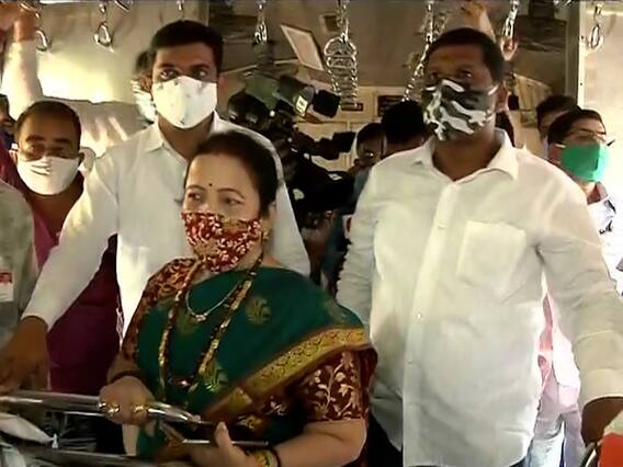 Mumbai की Mayor Kishori Pednekar ने की लोकल ट्रेन में यात्रा, मास्क के लिए लोगों को किया जागरुक