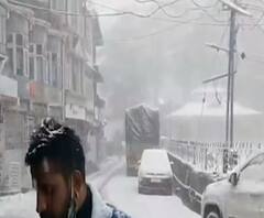 पहाड़ों में बर्फ की चादर से बदला नजारा, सड़क-कार..हर तरफ बर्फ ही बर्फ। 