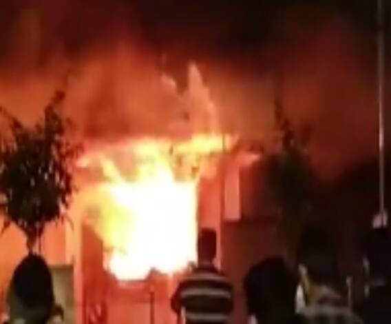 आग के तांडव से 10 दुकानें जलकर खाक, हर तरफ अफरा-तफरी। @ABPGanga 