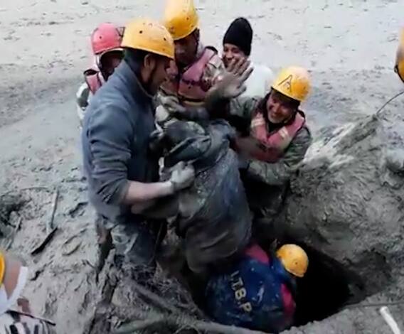 Uttarakhand Glacier Burst | देवभूमीत हाहा:कार; गाळात अडकलेल्या व्यक्तीला बाहेर काढलं