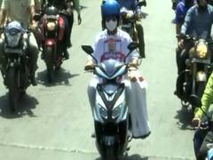 Kolkata : Scooty से सचिवालय जाकर CM Mamata Banerjee ने तेल की बढ़ती कीमतों का किया विरोध