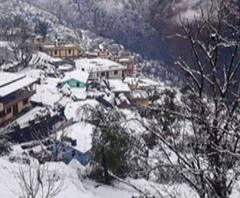 Uttarakhand: रानीखेत में साल की पहली बर्फबारी, कार से लेकर सड़क तक बर्फ ही बर्फ। 