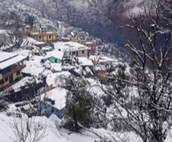 Uttarakhand: रानीखेत में साल की पहली बर्फबारी, कार से लेकर सड़क तक बर्फ ही बर्फ। 