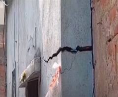 বরাকর: ঘন জনবসতিপূর্ণ এলাকায় ধস, ধুলিস্মাৎ বাড়ি, প্রাণে বাঁচলেন যুবক 