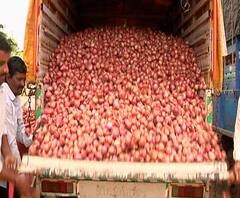 कृषी उत्पन्न बाजार समित्यांमध्ये कांदा दरात घसरण, पाच दिवसात क्विंटलमागे 1900 रुपयांची घसरण