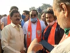 Ahmedabad: સીઆર પાટીલે રૂપાણી સરકારના ક્યા મંત્રીને પાસે બોલાવી પડાવ્યા ફોટા