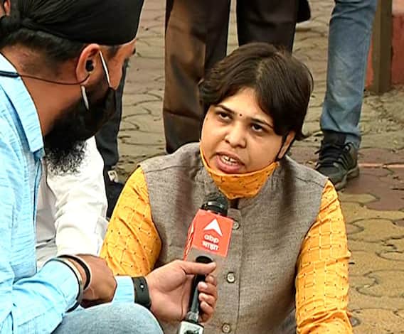 पूजा चव्हाण प्रकरणात गुन्हा दाखल करा; पुण्यातल्या वानवडी पोलीस ठाण्याबाहेर तृप्ती देसाईंचा ठिय्या