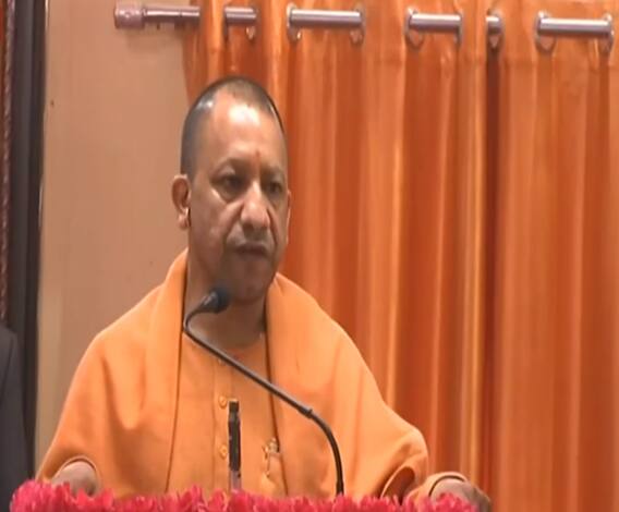 Gorakhpur में Corona Vaccine का जिक्र करते हुए Yogi ने की Modi की तारीफ 