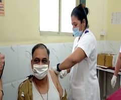 Thane Police Commissioner विवेक फणसाळकर यांनी कोरोनाची लस टोचून घेतली