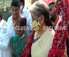 अर्थमंत्री निर्मला सीतारमण यांचा मुंबई दौरा, भाजप महिला कार्यकर्त्यांकडून औक्षण करत स्वागत!