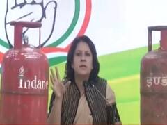 प्रेस कॉन्फ्रेंस में सिलिंडर रख कांग्रेस ने महंगाई पर सरकार को घेरा