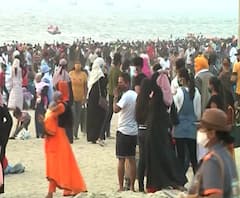 Juhu Chowpatty Crowd | अशाने कोरोना जाईल का? जुहू चौपाटीवर मुंबईकरांची तोबा गर्दी