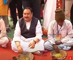 JP Nadda at Malda: কৃষকদের সঙ্গে মাটিতে বসে শালপাতার থালায় খিচুড়িভোজ নাড্ডার