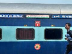 Uttar Pradesh : 20 पुलिसकर्मियों की Train में बिना टिकट यात्रा, टिकट मांगने पर टीटी को दी धमकी