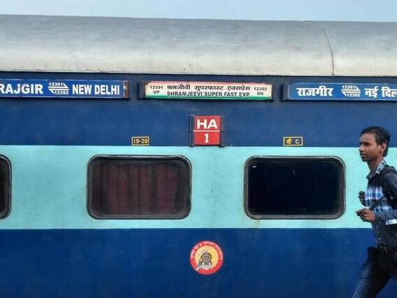 Uttar Pradesh : 20 पुलिसकर्मियों की Train में बिना टिकट यात्रा, टिकट मांगने पर टीटी को दी धमकी