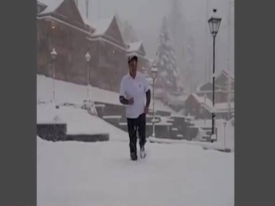 Gulmarg में चल रहा Khelo India Winter Games का दूसरा सीजन, बर्फ में दौड़ते दिखे खेल मंत्री रिजिजू