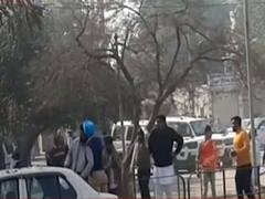 Punjab के जलालाबाद में सुखबीर बादल की गाड़ी पर हुआ पथराव 