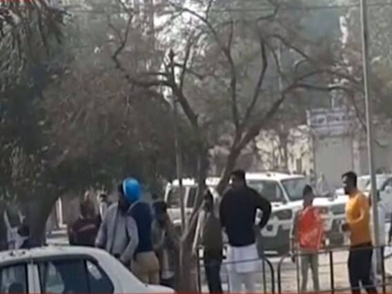 Punjab के जलालाबाद में सुखबीर बादल की गाड़ी पर हुआ पथराव 