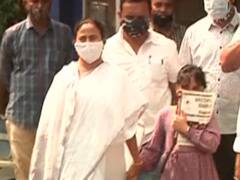 बंगाल: CBI से पहले भतीजे और TMC सांसद Abhishek Banerjee के घर पहुंची CM Mamata