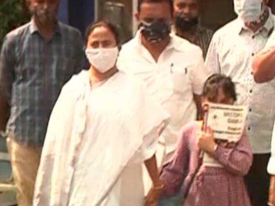 बंगाल: CBI से पहले भतीजे और TMC सांसद Abhishek Banerjee के घर पहुंची CM Mamata