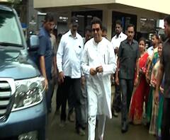 मनसेप्रमुख राज ठाकरेंची वाशी न्यायालयात हजेरी, 2014 मधील टोलनाका तोडफोड प्रकरणी वॉरंट