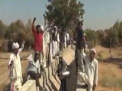 બનાસકાંઠા: વાવ-લોદ્રાણી માઈનોર કેનાલમાં પાણી ન મળતા ખેડૂતોનો વિરોધ