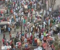 सोलापूरमध्ये नागरिकांकडून सोशल डिस्टन्सिंगचा फज्जा, कृषी उत्पन्न बाजार समितीत झुंबड