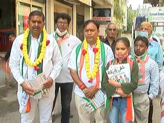 વડોદરામાં વોર્ડ નંબર 13ના કોગ્રેસના ઉમેદવારોએ વિકાસના કાર્યોના હિસાબ સાથે પ્રચાર કર્યો હતો.