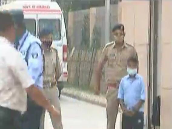 Ahmedabad: CM રૂપાણીની ખબર કાઢવા હોસ્પિટલ પહોંચ્યો સૌથી નાનો પ્રશંસક