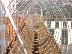 Farmers Protest : Ghazipur Border पर सुरक्षा के लिए 24 लेयर की बैरिकेडिंग बनाई गई 