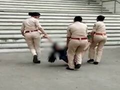 Surat માં ફેશન ડિઝાઇનર યુવતીને મહિલા પોલીસ ટિંગાટોળી કરીને પોલીસ સ્ટેશન કેમ લઇ ગઇ?