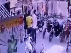 Surat ના ગોડાદરામાં યુવકને અજાણ્યા શખ્સોએ માર્યો ઢોર માર, જુઓ CCTV