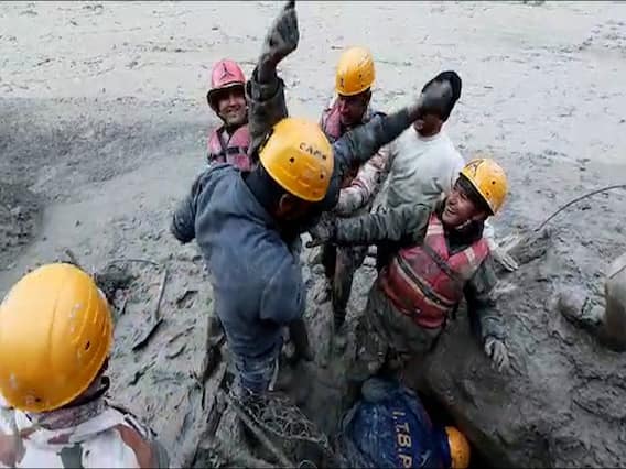 Chamoli Glacier Collapse : ITBP जवानों द्वारा Rescue Operation की तस्वीरें, टनल में फंसे हैं मजदूर
