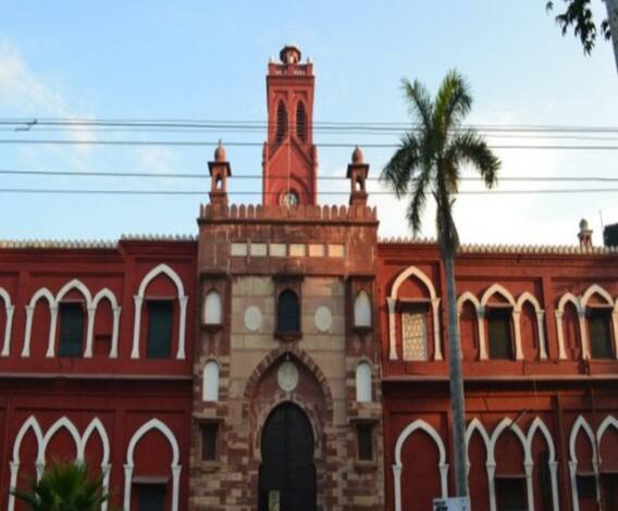 Agra में Aligarh की महिला खिलाड़ियों से छेड़छाड़, घटना के बाद मैदान में हुई मारपीट। 