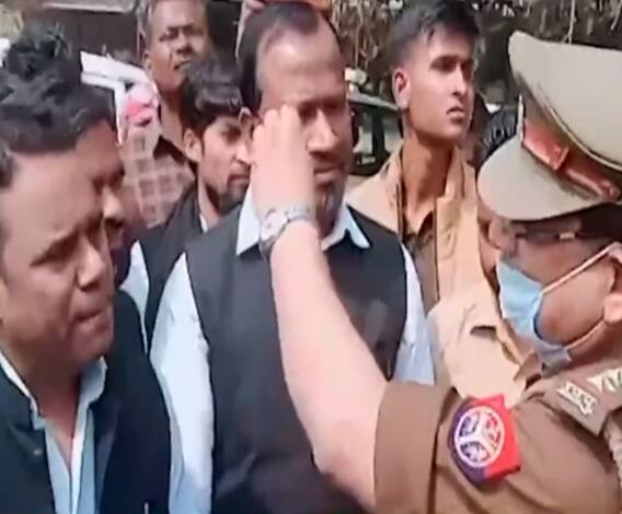 उन्नाव के पीड़ितों से नहीं मिलने दे रहा प्रशासन, पूर्व सपा विधायक धरने पर बैठे | ABP Ganga 