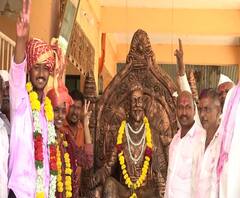 गावचा कारभार, तरुणाईच्या हातात...! 21 वर्षाच्या तरुणानं कशी जिंकली पंचायतीची निवडणूक? सोलापूर