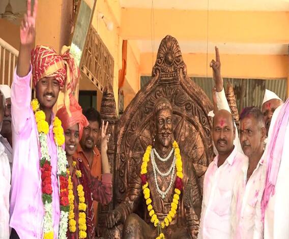 गावचा कारभार, तरुणाईच्या हातात...! 21 वर्षाच्या तरुणानं कशी जिंकली पंचायतीची निवडणूक? सोलापूर