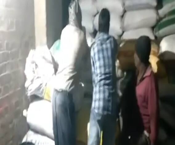 Bareilly: सरकारी चावल की बोरियों की कर रहे थे कालाबाजारी, पुलिस ने धरा | @ABPGanga 