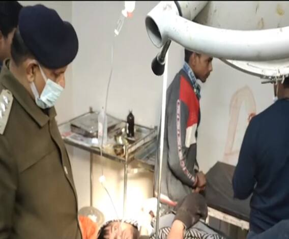 Noida में नकली नोट बनाने वाले गिरोह का भंडाफोड़, कई चीजें बरामद। @ABPGanga 