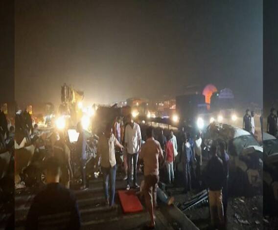 मुंबई-पुणे द्रुतगती महामार्गावर भीषण अपघात, पाच जणांचा मृत्यू