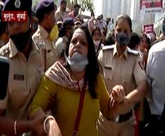 संजय राठोडांच्या राजीनाम्यासाठी भाजप महिला आघाडी आक्रमक, मुलुंड टोलनाक्यावर भाजपचा चक्काजाम