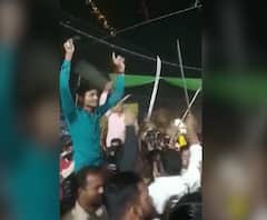 Buldhana | मलकापुरात उपनगराध्यक्षांच्या वाढदिवसाला तलवारी घेऊन बेभान नृत्य, तरुणांचा व्हिडीओ व्हायरल