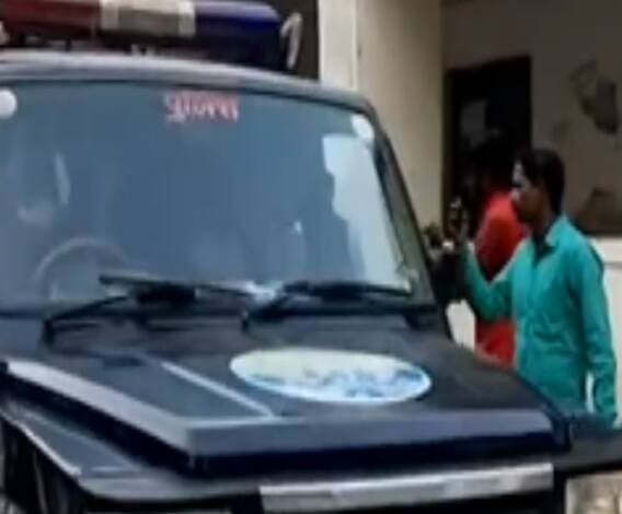 यूपी में फिर से दो छात्राएं हुईं गायब, एक का शव मिला दूसरी की हालत बहुत नाजुक | Shahjahanpur