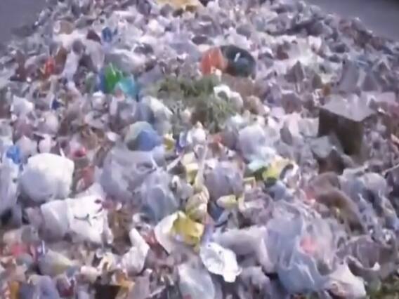 Delhi MCD के झगड़े की वजह से पूर्वी दिल्ली की सड़कें बनीं कूड़े का ढेर 