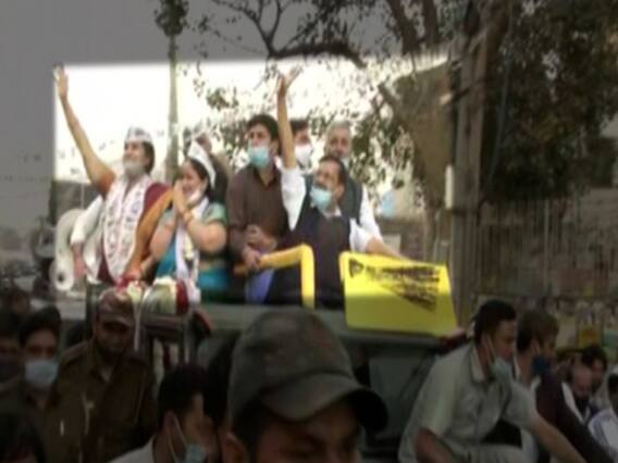 Delhi : Road Show में Corona नियमों की अनदेखी, खुद CM Kejriwal ने सही से नहीं पहना था मास्क