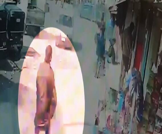 Shrinagar में आतंकी हमला, पुलिसवालों पर फायरिंग, दो जवान शहीद | ABP Ganga 