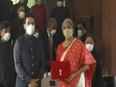 Budget 2021 : Parliament पहुंची Nirmala Sitharaman, थोड़ी देर में होगा बजट पेश 