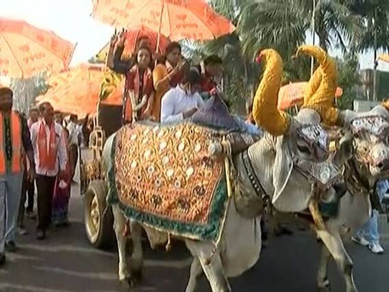 Surat ના વોર્ડ નંબર 7માં BJPના ઉમેદવારે બળદગાડામાં બેસી કર્યો પ્રચાર