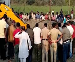 Jalna Car Accident | जालन्यात कार विहिरीत कोसळली, आईसह चिमुकलीचा मृत्यू 