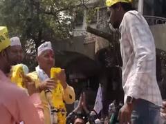 AAP નેતા સિસોદિયાએ PAASની ટોપી પહેરવા પહેલા પાડી ના, કોણે કાનમાં કંઈક કહેતા પહેરી લીધી ટોપી